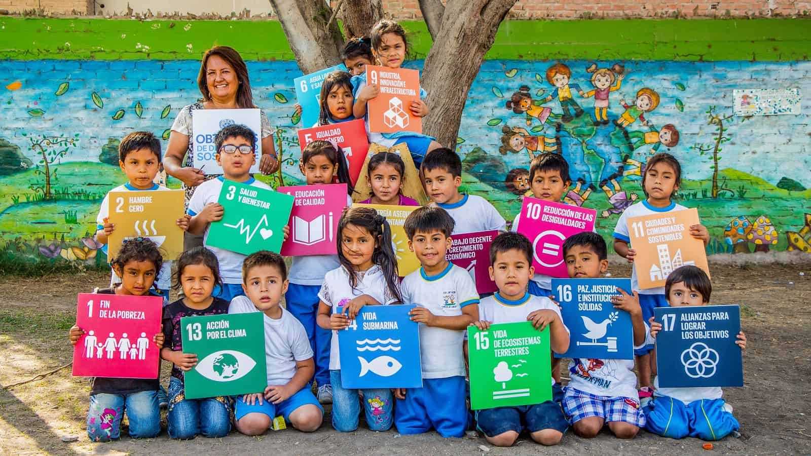 Children holding SDGs signs UNDP Peru 2016 Children & SDGS Photo credit UNDP /Bruno Camara Rojo