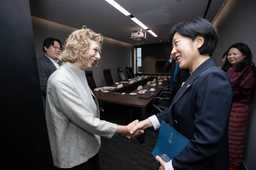 UNEP ED Inger Andersen shakes hands with minister of environment of the Republic of Korea.